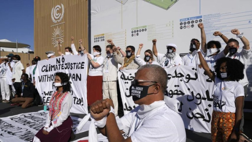 Activistas climáticos marchan por el recinto de la COP27
