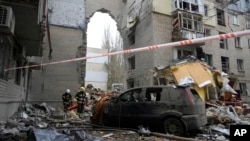 Ataques rusos en Ucrania afectan atención médica y calefacción, dice Reino Unido
