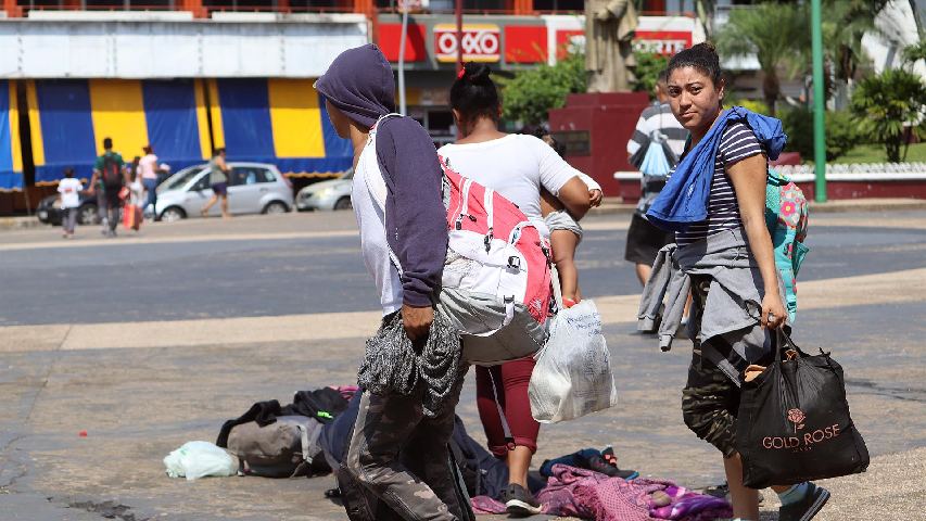 Cientos de migrantes inician caravana en frontera sur de México