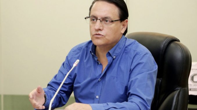 Fernando Villavicencio es suspendido por queja del correísmo